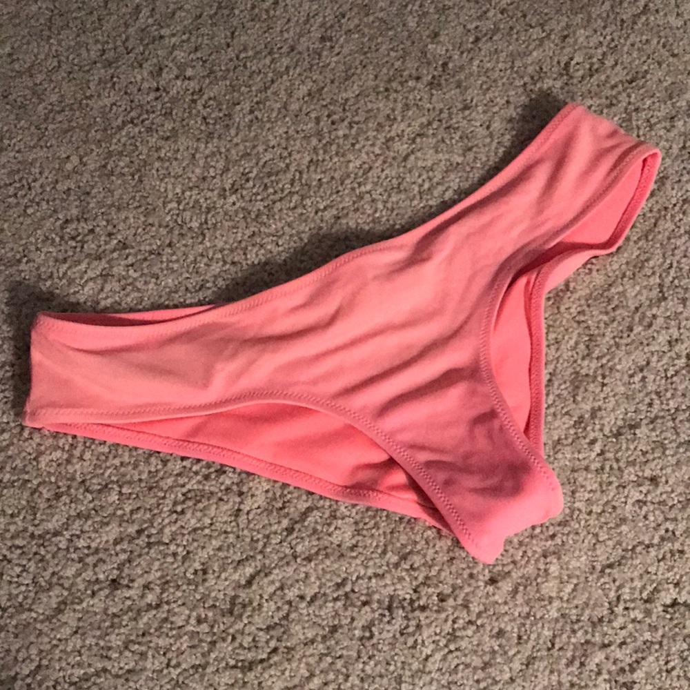 Pink VS scrunch bottoms😍